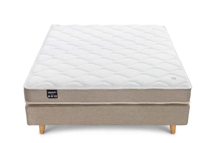 Nệm khách sạn Dunlopillo đặt trên divan trong phòng ngủ